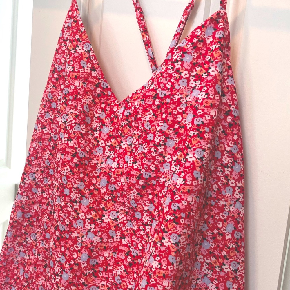 Comfortable loose pink /red floral tank   Looks great with leggings or shorts